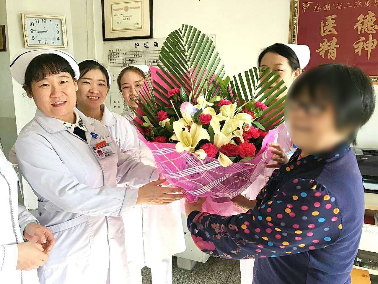 落實(shí)優(yōu)惠政策，加大扶持力度。養(yǎng)老本身就是個社會問題，需要全社會的重視和參與。當(dāng)前云南各地民營敬老院、托老所已有不少，但同民政部門辦的敬老院、托老所等相比，還存在著政策支持、經(jīng)費(fèi)保障、經(jīng)營風(fēng)險(xiǎn)等困難。推動社會化養(yǎng)老產(chǎn)業(yè)發(fā)展，讓民營養(yǎng)老服務(wù)機(jī)構(gòu)發(fā)揮更大作用，需要政府部門切實(shí)轉(zhuǎn)變觀念，落實(shí)優(yōu)惠扶持政策，加強(qiáng)機(jī)構(gòu)監(jiān)督管理，營造更好的發(fā)展空間。